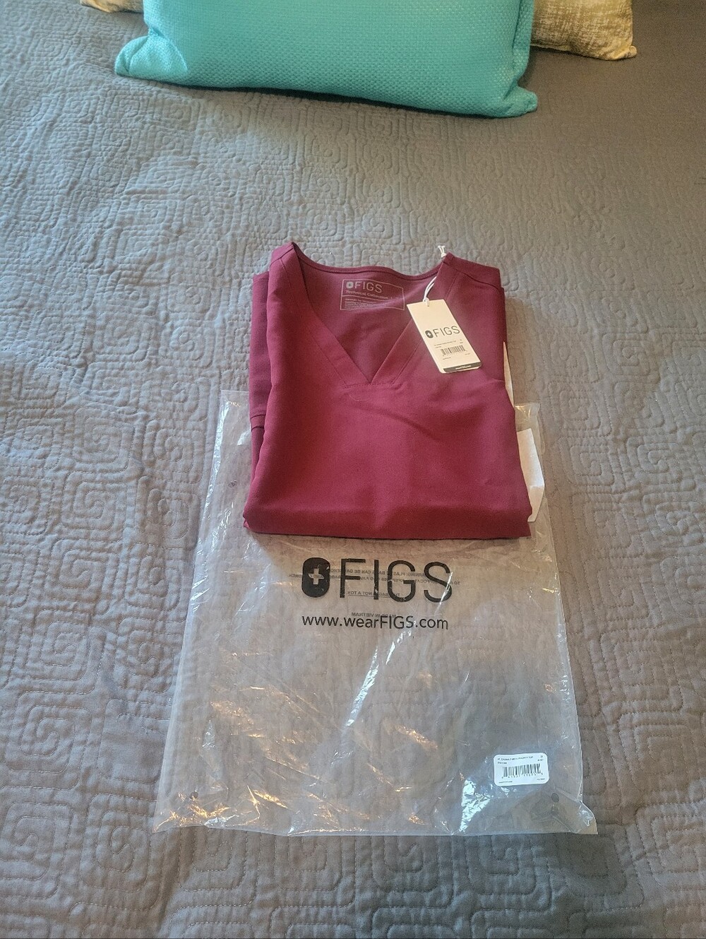 FIGS Women's V-Neck Top in BURGUNDY Casma 3 Pocket